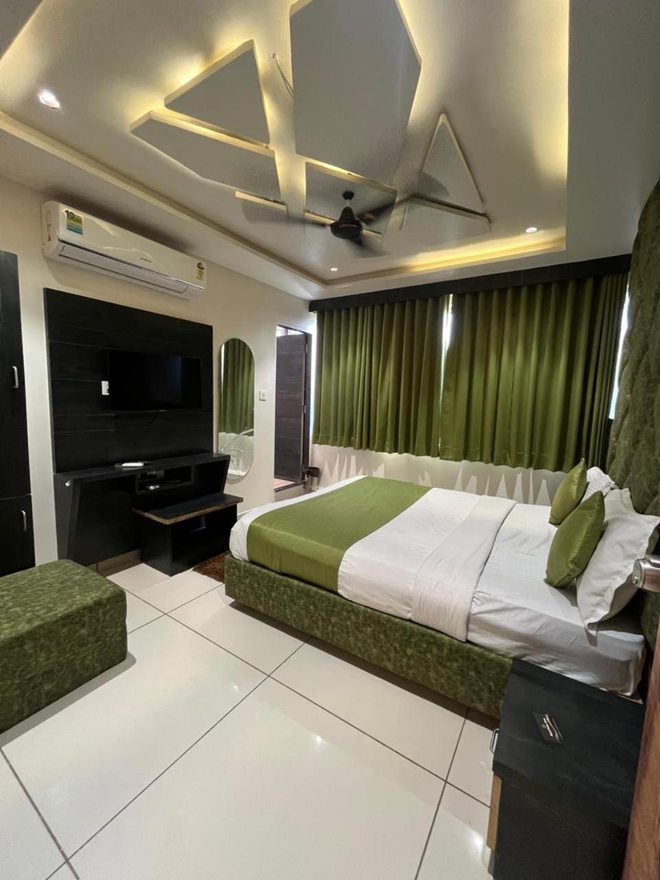 Prime View Hotel Ahmedabad Esterno foto