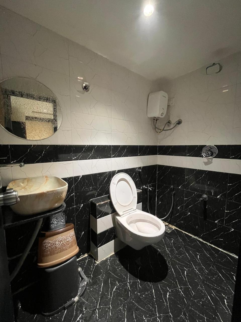 Prime View Hotel Ahmedabad Esterno foto